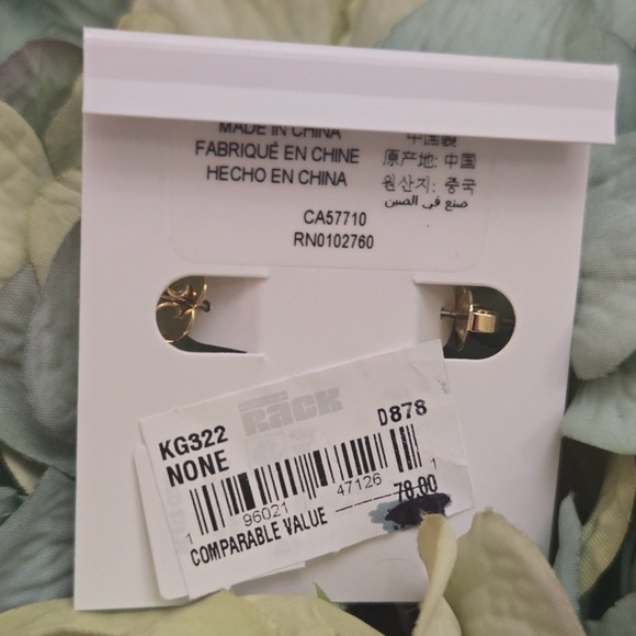 ‼️SOLD‼️ NWT Kate Spade Hoop Earrings “MOM” spelled in cursive - Picture 6 of 6